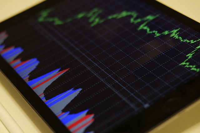 Stock market crash graph with downward trend, red arrows pointing down